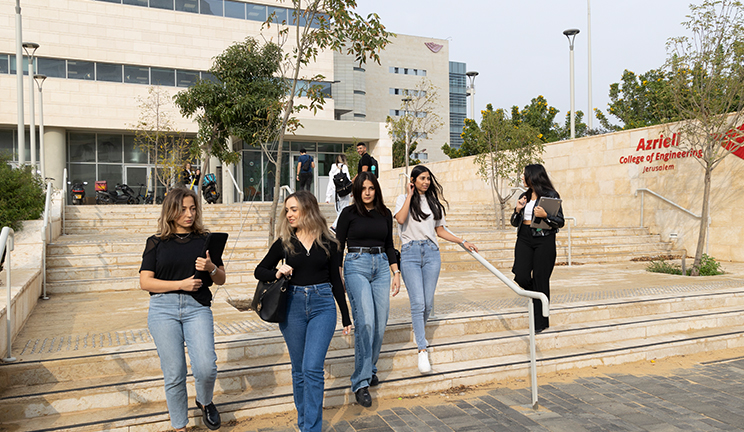 סטודנטים יורדים במדרגות הכניסה למכללה