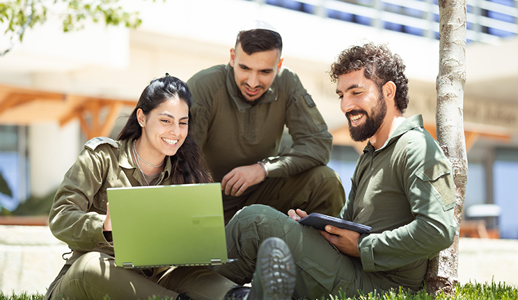 סטודנטים במדים לומדים